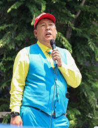 　街頭演説するＮＨＫ党の立花党首＝５日午後、兵庫県川西市