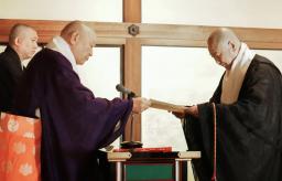 　就任式で辞令を受け取る高野山真言宗の今川泰伸宗務総長（右）＝５日午前、和歌山県高野町