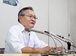 　記者会見で悪石島などからの島外避難の予定について説明する鹿児島県十島村の久保源一郎村長＝５日午後、鹿児島市