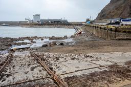 　隆起によって海底が露出した石川県輪島市西部の鹿磯漁港＝２０２４年１月２１日