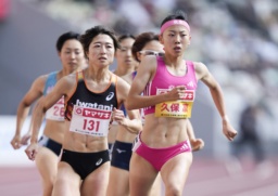 　女子８００メートル決勝　力走する久保凜（右）＝国立競技場