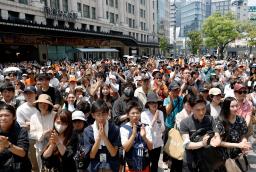 　参院選公示後初の週末を迎え、街頭演説に耳を傾ける人たち＝５日午前、大阪市中央区（画像の一部を加工しています）