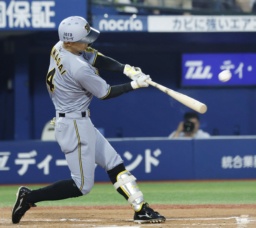　４回阪神２死一、三塁、熊谷が左越えに先制の２点三塁打を放つ＝横浜