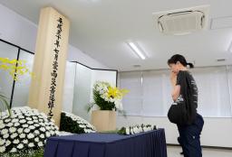 　西日本豪雨から７年となり、岡山県倉敷市真備町地区で献花する女性＝６日午前