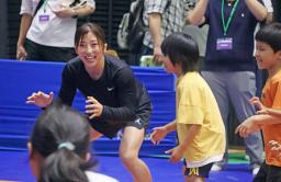 　イベントで子どもたちにレスリングを教える須崎優衣（左）＝６日、東京都世田谷区の駒沢体育館