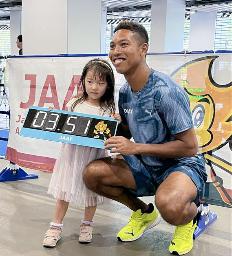 　子ども向けイベントに参加した陸上男子のサニブラウン・ハキーム（右）＝６日、東京・国立競技場