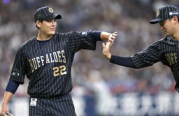 　４回のピンチを切り抜け笑顔の九里。７回１失点で７勝目＝京セラドーム