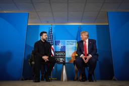 　ＮＡＴＯ首脳会議が開かれたオランダで会談するトランプ米大統領（右）とウクライナのゼレンスキー大統領＝６月２５日、ハーグ（ロイター＝共同）