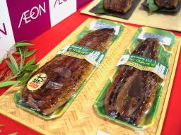 　イオンリテールが販売するウナギのかば焼き＝６月、東京都品川区