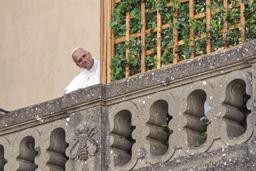 　ローマ近郊にある教皇離宮のバルコニーから顔をのぞかせるローマ教皇レオ１４世＝６日、カステルガンドルフォ（ＡＰ＝共同）