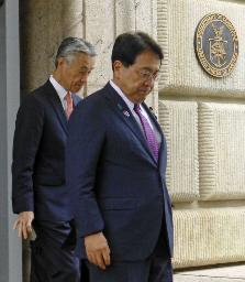 　ラトニック米商務長官との会談後に商務省を出る赤沢経済再生相（右）＝６月、ワシントン