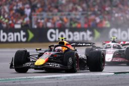 　英国ＧＰ決勝で走行するレッドブルの角田裕毅＝シルバーストーン（ゲッティ＝共同）
