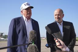 　６日、米ニュージャージー州の空港で記者団に話すトランプ大統領（左）（ＡＰ＝共同）