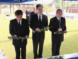 　西日本豪雨から７年となり、愛媛県西予市で開かれた追悼行事で献花する市関係者ら＝７日午前