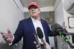 　米大統領専用機内で記者団に話すトランプ大統領＝４日（ＡＰ＝共同）