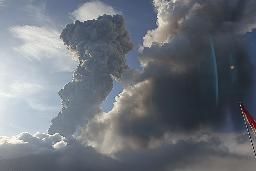 　２０２４年、噴煙を上げるインドネシア東ヌサトゥンガラ州フロレス島のレウォトビ・ラキラキ山（ＡＰ＝共同）