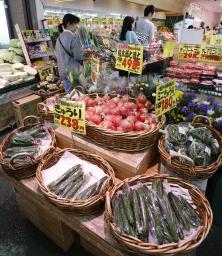 　スーパー「アキダイ」関町本店に並ぶ野菜＝２０２４年、東京都練馬区