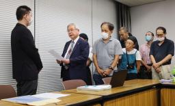 　最高裁判決を受け、厚労省で担当者（左端）に要請書を提出する原告団＝７日午後