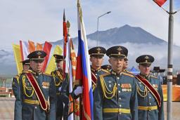 　北方領土・択捉島で行われた対日戦勝７９年の軍事パレードに参加する軍人ら＝２０２４年９月（地元島民提供・共同）