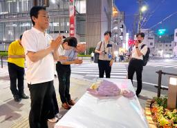 　安倍元首相の銃撃事件現場を訪れ、手を合わせる国民民主党の玉木代表（手前）＝７日午後、奈良市