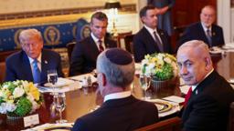 　７日、米ワシントンのホワイトハウスで、夕食会に出席したトランプ大統領（左奥）とイスラエルのネタニヤフ首相（右手前）（ロイター＝共同）