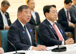 　米国の関税措置に関する総合対策本部の会議であいさつする石破首相。右は赤沢経済再生相＝８日午前、首相官邸