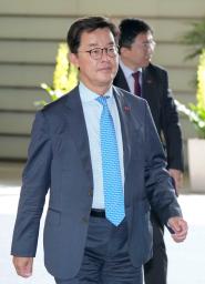 　離任のあいさつで首相官邸を訪れた朴チョル熙駐日韓国大使＝８日午前