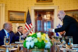 　７日、米ワシントンのホワイトハウスで開かれた夕食会で、トランプ大統領（左）にノーベル平和賞の推薦状を渡すイスラエルのネタニヤフ首相（ゲッティ＝共同）