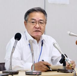 　記者会見で第３陣避難の実施について説明する鹿児島県十島村の久保源一郎村長＝８日午前、鹿児島市