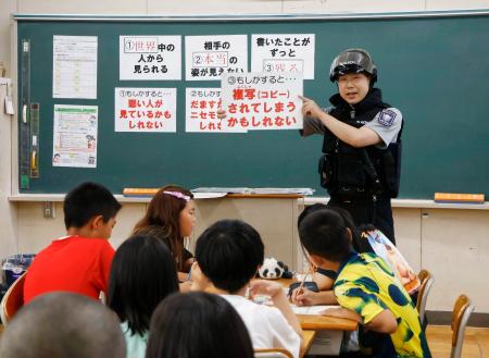 　インターネット関連のトラブルを学ぶ授業＝８日午前、岐阜県関市