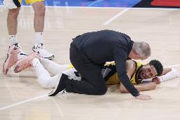 　サンダー戦の第１クオーターに脚を痛めて倒れ込むペーサーズのハリバートン＝６月、オクラホマシティー（ゲッティ＝共同）