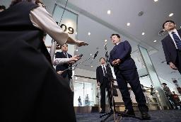 　６月、米国への出発前に取材に応じる赤沢経済再生相＝羽田空港