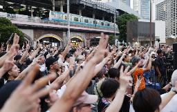 　参院選が公示され、街頭演説に集まった人たち＝３日、東京・新橋