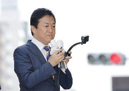 　街頭演説で支持を訴える国民民主党の玉木雄一郎代表＝６日、東京都品川区