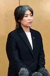 　記者団の取材に応じる静岡県伊東市の田久保真紀市長＝８日午後、伊東市