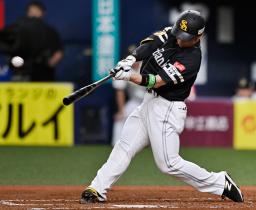 　３回ソフトバンク１死、近藤が右越えに先制の満塁本塁打を放つ＝京セラドーム
