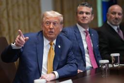 　ホワイトハウスでの閣議で話すトランプ米大統領＝８日、ワシントン（ゲッティ＝共同）