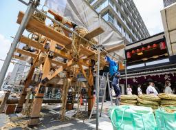 　京都・祇園祭の山鉾巡行を前に始まった「鉾建て」＝９日午前、京都市下京区