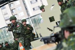 　９日、台湾北部・桃園市で行われた予備役兵の戦闘訓練（中央通信社＝共同）