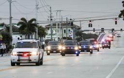 　米フロリダ州の大通りを走るトランプ大統領の車列。一部が改名された＝２０２０年１月（Ｄａｍｏｎ　Ｈｉｇｇｉｎｓ／Ｐａｌｍ　Ｂｅａｃｈ　Ｐｏｓｔ提供・ＡＰ＝共同）