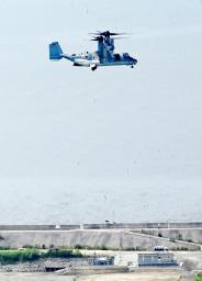　陸上自衛隊の佐賀駐屯地に着陸する輸送機Ｖ２２オスプレイ。奥は有明海＝９日午前、佐賀市（共同通信社ヘリから）
