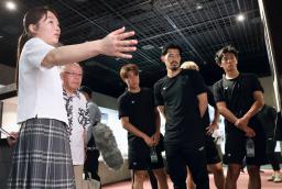 　高校生平和大使（手前）の案内で長崎原爆資料館を見学するサッカーＪ２長崎の選手ら＝９日午後、長崎市