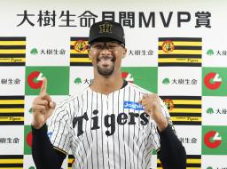 　６月の月間ＭＶＰを受賞し、ポーズをとる阪神・デュプランティエ＝甲子園