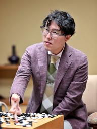 　囲碁の第５０期碁聖戦５番勝負の第２局で、芝野虎丸十段を破った井山裕太碁聖＝９日午後、東京都千代田区の日本棋院