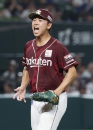 　４回から登板し、２回を無得点に抑えプロ初勝利を挙げた楽天・柴田＝ベルーナドーム