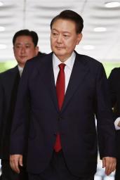 　逮捕状発付の審査のため、ソウル中央地裁に到着した韓国の尹錫悦前大統領＝９日（共同）