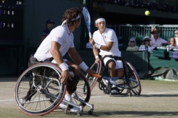 　車いすの部男子ダブルス１回戦でプレーする小田凱人（右）、ダニエル・カベルサスチ組＝ウィンブルドン（共同）