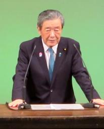 　講演する自民党の森山幹事長＝１０日午前、鹿児島県曽於市