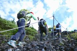 　山開きを迎えた富士山の富士宮ルートを登る登山客＝１０日午前、静岡県富士宮市