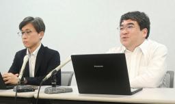 　提訴後に記者会見する弁護士ら＝１０日午前、大阪市